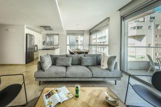 Chic Apartment w Balcony & Parking 3-min from Beach with Mamad by Sea N' Rent - Tel Aviv - 5