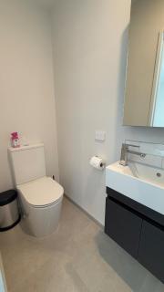 Convenient 1Bed Studio with Ensuite By Hagley Park - 1