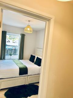 Dover Ferry Apartments, private terrace and on-site parking - Dover - 2