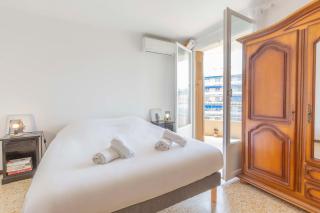 Center of Antibes spacious 2 br flat with terrace and air conditioning - 4