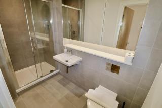 Chertsey Modern 2-Bed Flat with Ensuite, Parking & Ultra-Fast WiFi - 8