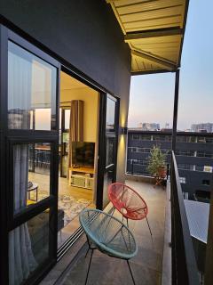 Chic Studio with Panoramic Sandton Views - 4