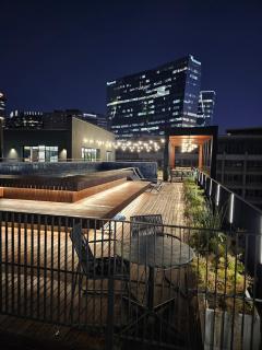 Chic Studio with Panoramic Sandton Views - 9
