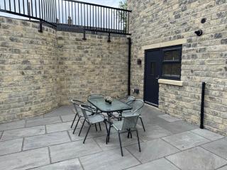 Newly constructed town house next to the canal with Private Car Park - Keighley - 8
