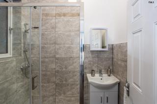 1 Bed Apartments, 2 Mins to Beach, Sleeps 4 - Southend-on-Sea - 1