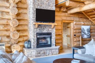Pinnacle Chalet by AvantStay Luxury Cabin w Panoramic Views, Fireplace & Game Room - Gatlinburg - 4