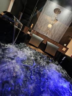 Suite romantique avec Balneo et jeux coquins - Roanne - 4