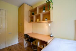 Spacious 2 Bed Apt with Parking - Galway - 3