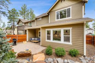 Pinnacle Pines Forest Views Modern Home with EV Charger Direct Trail Access - Flagstaff - 0