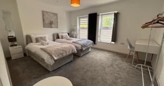 Business & Family-Friendly 2BR Racecourse Park 5min to Town & Hospital Parking WiFi - Kingsthorpe - 2