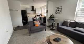 Business & Family-Friendly 2BR Racecourse Park 5min to Town & Hospital Parking WiFi - Kingsthorpe - 1