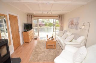 Dutch Cottage sits in its own basin off the River Bure in Horning - Horning - 9