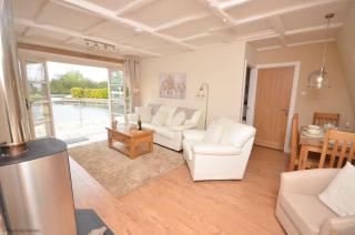 Dutch Cottage sits in its own basin off the River Bure in Horning - Horning - 5