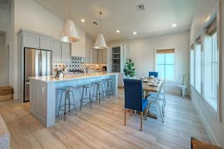 Sleeps 22 2 Homes w Private Pool Patio Walkable Location Golf Cart Zone - 7