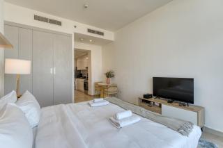 Stylish Studio with Pool, Gym & Tasteful Decor - Dubai - 3