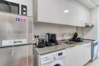 Stylish Studio with Pool, Gym & Tasteful Decor - 4