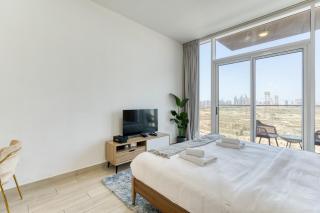 Stylish Studio with Pool, Gym & Tasteful Decor - Dubai - 9