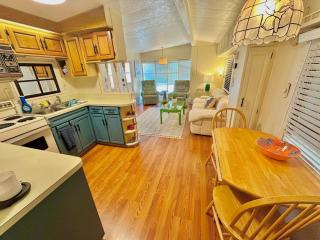 Charming 2-bedroom, 2-bathroom home is located on Nettles Island - Jensen Beach - 0