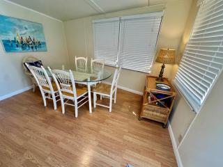 Charming 2-bedroom, 2-bathroom home is located on Nettles Island - Jensen Beach - 7