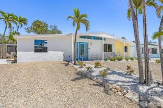 185 Hibiscus Hideaway: 3-bedroom home in Fort Myers Beach, just steps from the beach. - Fort Myers Beach - 2