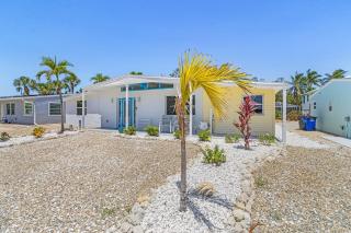 185 Hibiscus Hideaway: 3-bedroom home in Fort Myers Beach, just steps from the beach. - Fort Myers Beach - 1