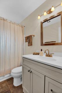 2BR 2BA Cozy Bungalow with Backyard in Montclaire - Zilker Area - Austin - 2