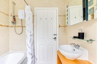 Shenley House - Excellent Location - Driveway Parking, Self-Check-In, TVs in Bedrooms and Fast Wifi by Yoko Property - Milton Keynes - 6