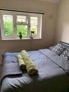 2 double bed with cozy garden & off-road parking - 3