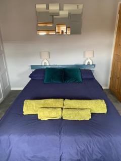 2 double bed with cozy garden & off-road parking - 4