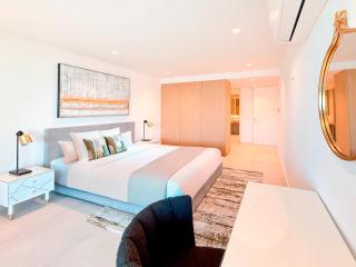 Poolside Garden View Luxury Apartment - Santo Amaro - 3