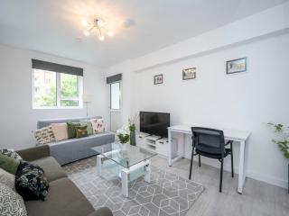 Pass the Keys 3BR Gem near Soho & Euston Balcony & Charm - 9