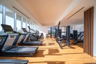 Stylish Studio with Pool, Gym & Tasteful Decor - 9