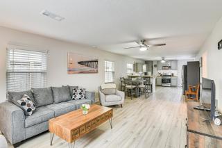 Steps to Seawall: Fenced Family Home in Galveston! - 7