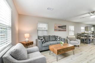 Steps to Seawall: Fenced Family Home in Galveston! - 6