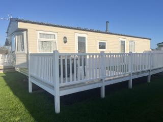 Great 8 Berth Caravan With Decking Area, Near To Caister Beach Ref 65054Eb - Caister-on-Sea - 0