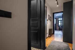 Cozy Urban 1BR Nest with Balcony Charm - 6