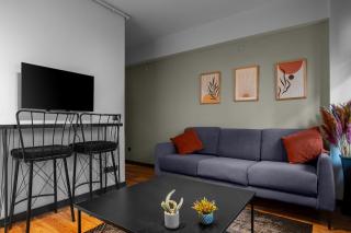 Cozy Urban 1BR Nest with Balcony Charm - 4