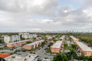 Blueground Brickell pool wd nr City Centre MIA-138 - Miami - 5