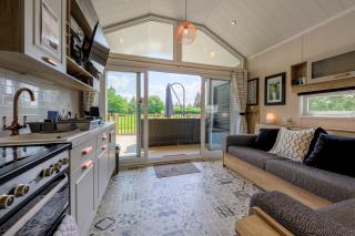 A selection of countryside lodges, Hot Tub, Fire Pits, Chidrens Play Area, Free Private Parking, Valley Views, Surrounded by Nature - a peaceful retreat for everyone! - West Malling - 0