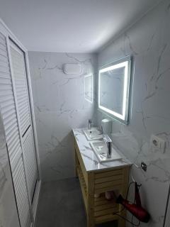 Queen-V Hostel - Valona - 4