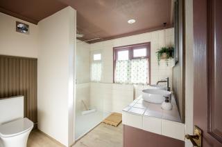 Stunning Waterfront, Wood Fired Hot Tub, Projector & Log Burner - Christchurch - 5