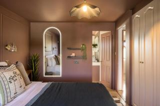 Stunning Waterfront, Wood Fired Hot Tub, Projector & Log Burner - Christchurch - 3