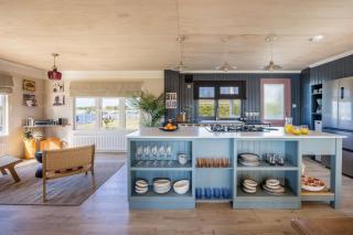 Stunning Waterfront, Wood Fired Hot Tub, Projector & Log Burner - Christchurch - 8