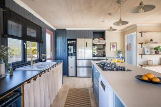Stunning Waterfront, Wood Fired Hot Tub, Projector & Log Burner - Christchurch - 7