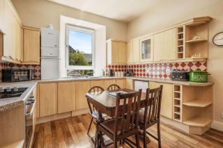 Modern 2BR Apt - Central Argyll Square Views - Oban - 7