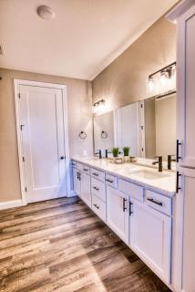 Vacation Together at Our 2 Condos Providing 6 Bedroom Suites - Osage Beach - 4