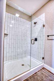 Vacation Together at Our 2 Condos Providing 6 Bedroom Suites - Osage Beach - 3