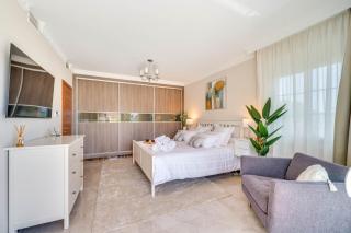 Beachfront Villa with Sea Views & Private Pool - Marbella - 5