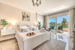 Beachfront Villa with Sea Views & Private Pool - Marbella - 9