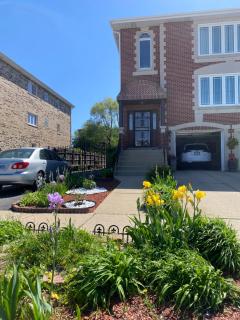 3BR-2BA Deluxe Apartment with Fireplace and Balcony - 8